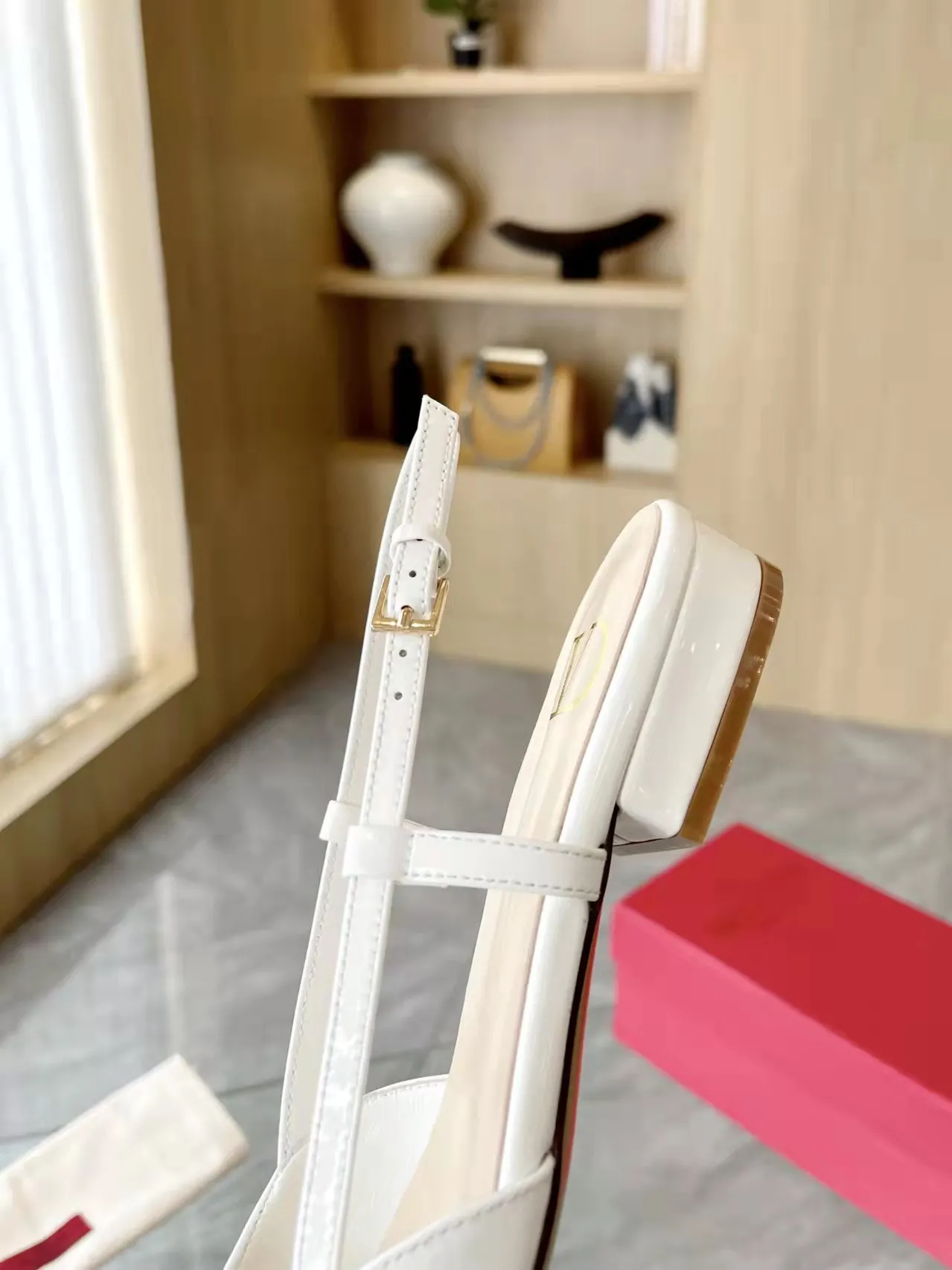 👟👟Ex-factory price 400👟👟 Genuine leather sole +40 Top version 𝑉𝐴𝐿𝐸𝑁𝑇𝐼𝑁𝑂 Valentino new spring and summer women's back hollow new sandals. Unique V-buckle hardware accessories bring out a full sense of luxury. The new season will live up to expectations! Worth buying★Absolutely high-grade❥Original method, Absolutely sensual❥Elegant style, creating a different feeling, simple and elegant style!  Code number: 35-41 (34-42 customized, non-returnable) Fabric: Imported sheepskin Inner foot pads: Inner sheepskin Heel height: 2 cm Leather outsole Rubber outsole